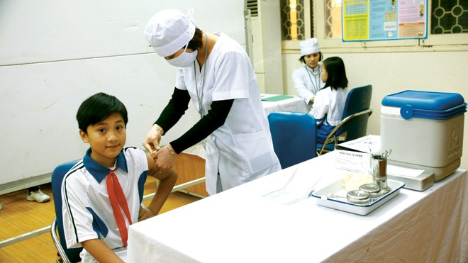 Tiêm vắc xin sởi-rubella cho trẻ trong chiến dịch tại trường học