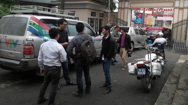 Phóng viên chưa thể ra về vì người dân phong tỏa cổng UBND huyện Thạch Thất sau buổi họp báo