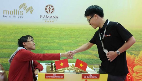 Quang Liêm (phải) tận dụng tốt thời cơ để trở lại vị trí dẫn đầu ở giải. Ảnh: Thanh niên.