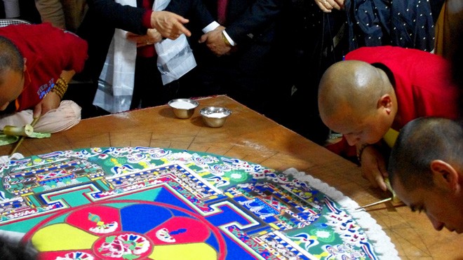Phó Chủ tịch nước Nguyễn Thị Doan chiêm bái hình đồ Mandala do các nhà sư Ấn Độ đang thực hiện tại chùa Phật Tích, Bắc Ninh. Ảnh do ĐSQ Ấn Độ tại Việt Nam cung cấp
