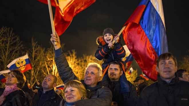 Người dân ăn mừng kết quả trưng cầu dân ý tại Simferopol ngày 17/3. Ảnh: AP