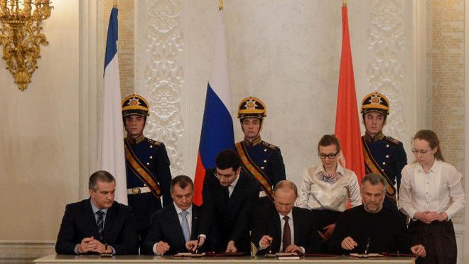 Tổng thống Nga Vladimir Putin và Thủ tướng Crimea Sergei Aksyonov ký hiệp ước tại Điện Kremlin ngày 18/3. Ảnh: Getty Images