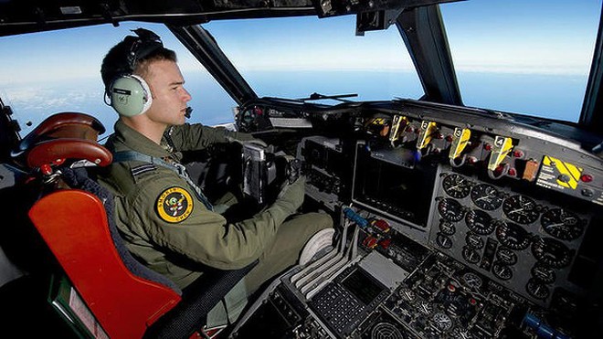 Phi công Úc đang lái AP-3C Orion hỗ trợ tìm kiếm máy bay MH370 ở khu vực nam Ấn Độ Dương. Nguồn: Bộ Quốc phòng Úc