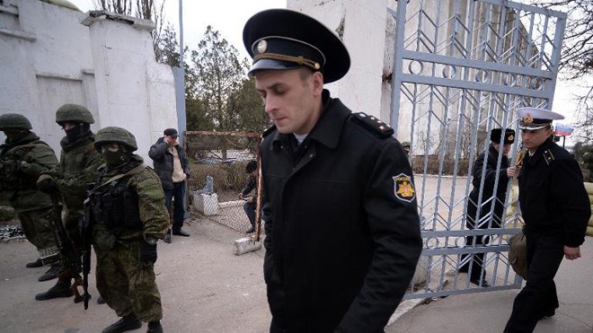  Tự vệ thân Nga gác trước tổng hành dinh hải quân Ukraine tại Sevastopol sau khi chiếm giữ hôm 20/3. Ảnh: AP