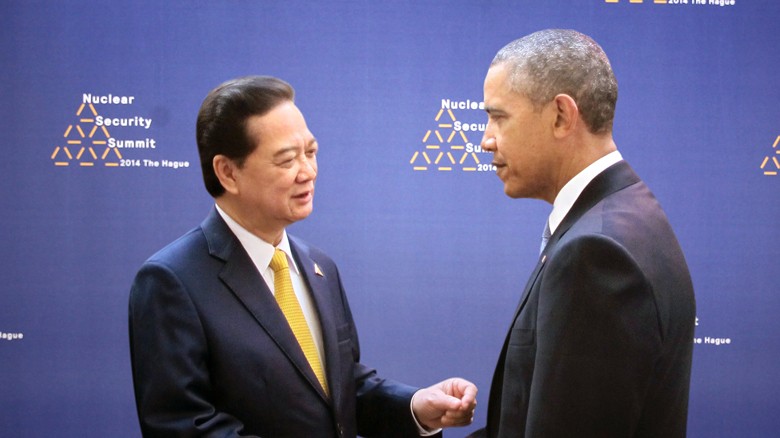 Thủ tướng Nguyễn Tấn Dũng trao đổi với Tổng thống Obama bên lề hội nghị