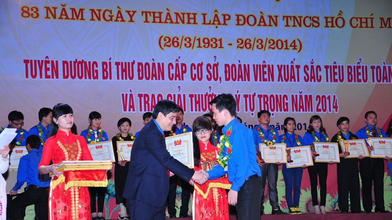 Anh Nguyễn Đắc Vinh trao giải thưởng Lý Tự Trọng cho đoàn viên tiêu biểu nhận giải thưởng Lý Tự Trọng năm 2014. Ảnh: Cẩm Kỳ