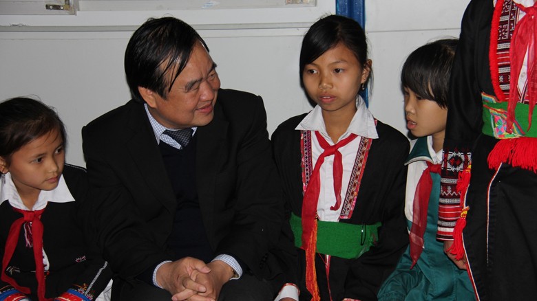 Thứ trưởng Bộ GD&ĐT Trần Quang Quý chia sẻ niềm vui với học sinh trong ngôi nhà bán trú mới