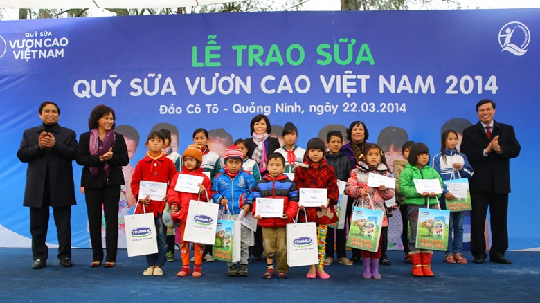 Bà Nguyễn Thị Kim Ngân (thứ 2 từ trái qua), Phó Chủ tịch Quốc hội và bà Bùi Thị Hương, Giám đốc đối ngoại Vinamilk tặng sữa cho trẻ em nghèo tại huyện đảo Cô Tô