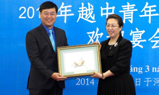 Đại diện tuổi trẻ hai nước, anh Lê Quốc Phong và chị La Mai tặng quà lưu niệm.