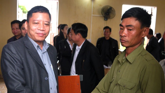 Ông Phạm Đức Tuyên - Phó Chánh án TAND TP Hải Phòng bắt tay xin lỗi ông Cầu