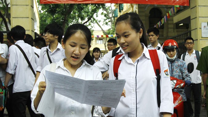 Thí sinh so sánh đáp án môn thi tại trường THPT Việt Đức năm 2013. ẢNH: ngọc châu