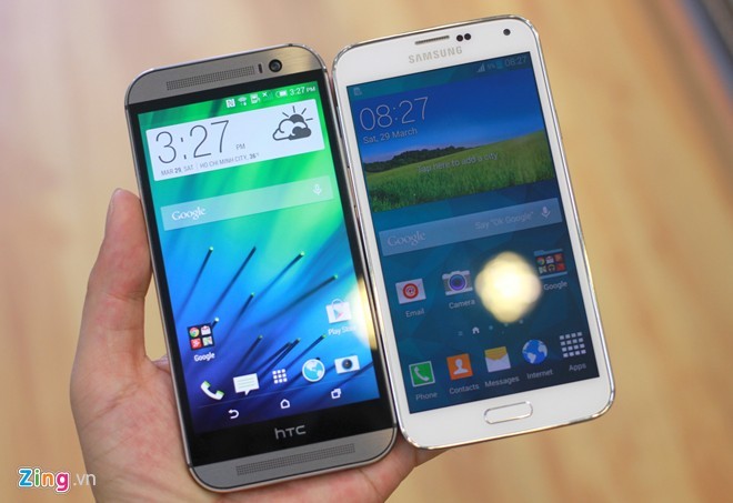 One M8 trông thon và dài hơn S5. Màn hình của smartphone từ Samsung rộng hơn, với 5,1 inch, sử dụng giao diện TouchWiz, trong khi sản phẩm của HTC là 5 inch với Sense 6.0.