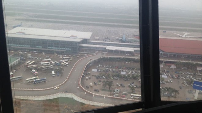 Trên đài không lưu của sân bay Nội Bài nơi điều khiển các máy bay cất cánh và hạ cánh