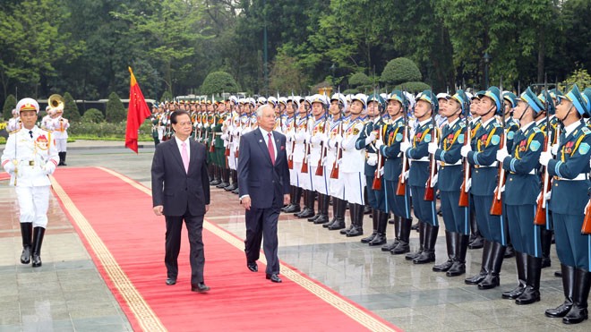 Thủ tướng Nguyễn Tấn Dũng và Thủ tướng Malaysia Najib Razak duyệt đội danh dự Quân đội nhân dân Việt Nam sáng 4/4. Ảnh: TTXVN