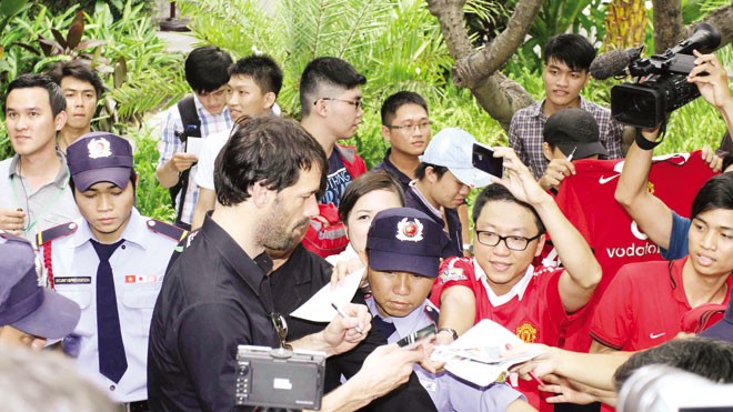  Van Nistelrooy ký tặng fan hâm mộ. ảnh: VST