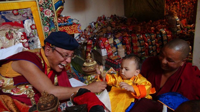 Đức Pháp Vương Gyalwang Drukpa thực hiện nghi thức ân chứng cho một bậc hóa thân (Tulku), 2012