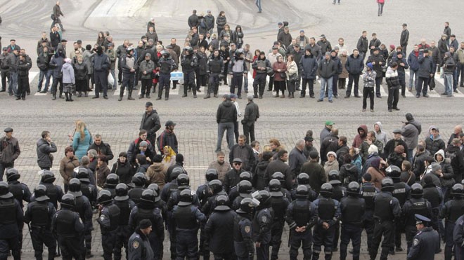 Nga cảnh báo Kiev dùng bạo lực chống lại người biểu tình ở miền đông nam Ukraine có thể gây nội chiến. Ảnh: Getty Images