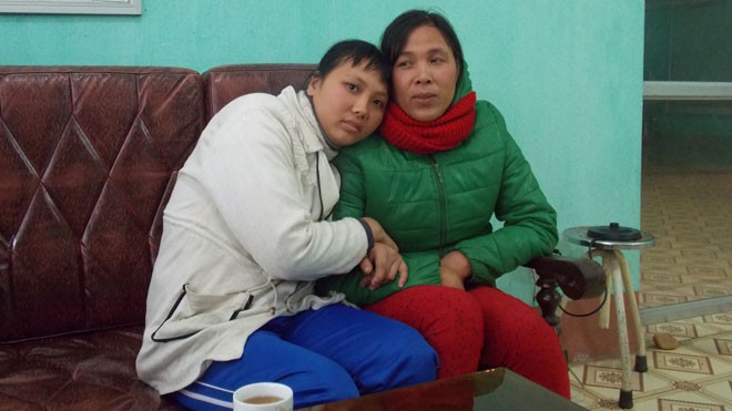  Cô Nguyễn Thị Bưởi (trái) và mẹ. Ảnh: Duy Chiến