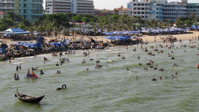 Du lịch biển Sầm Sơn ngày càng thu hút nhiều khách du lịch. Ảnh: Phạm Nhài