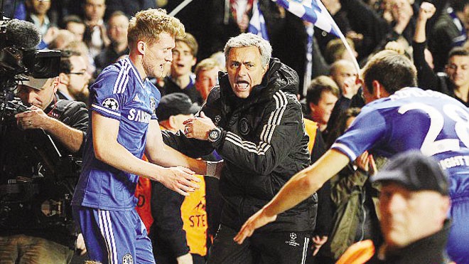Mourinho chạy về cuối sân ăn mừng bàn thắng của Ba. Ảnh: Getty Images