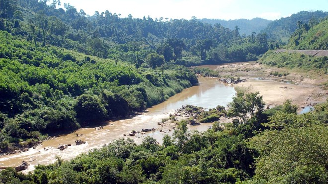 Sông Vu Gia đoạn dưới thủy điện Đăk Mi 4 trơ đáy vào mùa cạn. Ảnh: Nam Cường