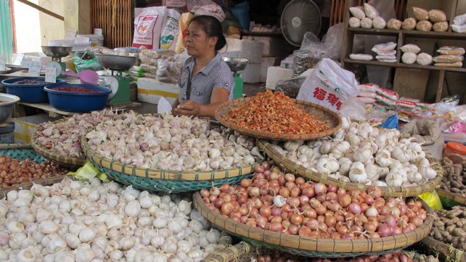 Nhiều hàng hóa có nguồn gốc Trung Quốc được bày bán tại chợ đầu mối phía Nam