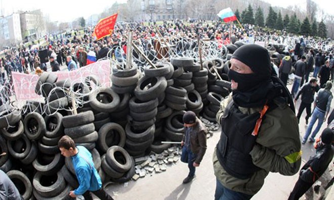 Những người biểu tình canh gác rào chắn bên ngoài trụ sở Cơ quan An ninh Ukraine ở thành phố Donetsk, hôm 7/4.