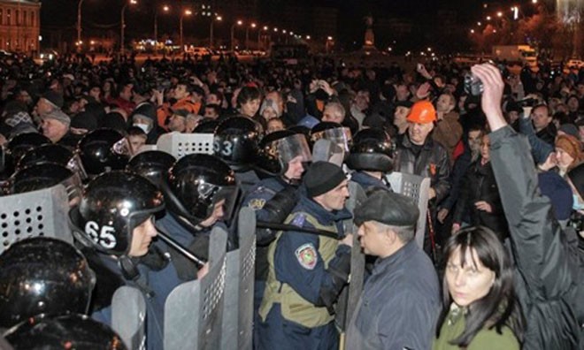 Cảnh sát đụng độ với người biểu tình ở Kharkiv. Ảnh: RIANovosti.