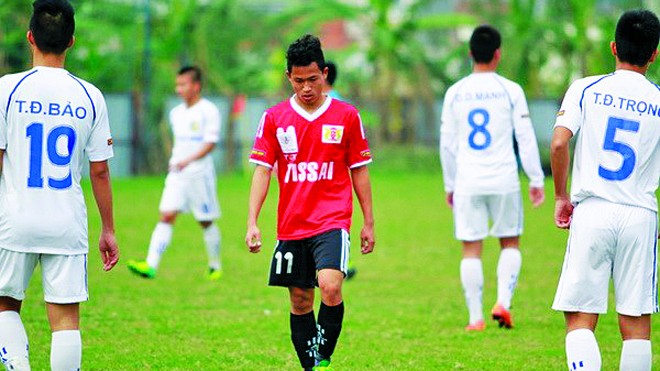 Nguyễn Văn Đức (áo đỏ) đã chơi rất tốt ở vòng loại giải U19 QG 2014 trong màu áo U19 Ninh Bình. Ảnh: Vietnam+