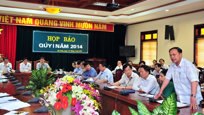 Chủ tịch UBND xã Bắc Sơn, Trần Bá Hoành (đứng) khẳng định không xúi giục người dân