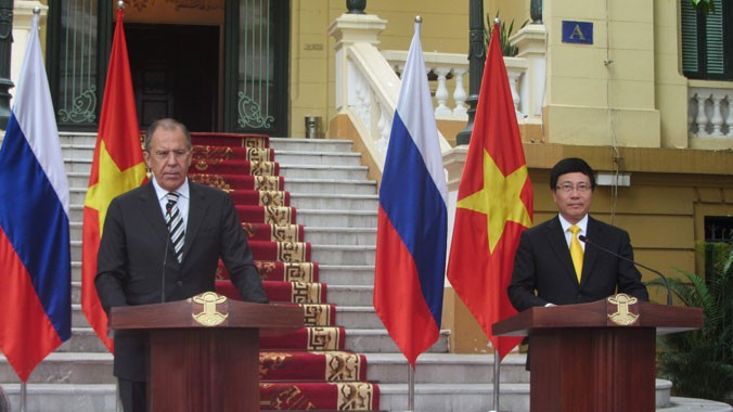 Phó Thủ tướng - Bộ trưởng Ngoại giao Phạm Bình Minh và Ngoại trưởng Nga Sergei Lavrov tại cuộc họp báo chiều qua ở Hà Nội. Ảnh: Trúc Quỳnh