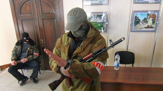  Một số người nổi dậy đang chiếm đóng hội trường vùng Donetsk. Ảnh: Itar-Tass