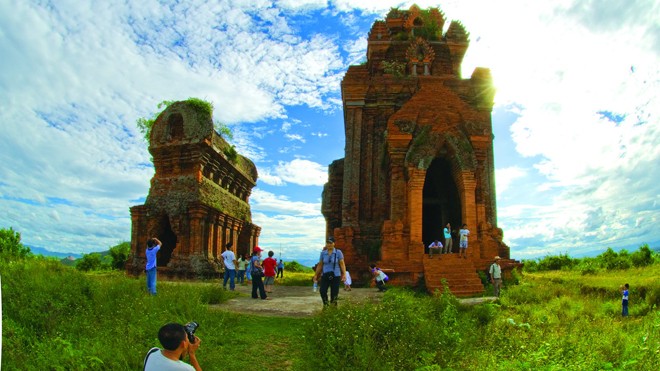 Tháp Bánh Ít thuộc địa phận xã Phước Hiệp, huyện Tuy Phước cách thành phố Quy Nhơn - tỉnh Bình Định 20 km. ảnh: Nguyễn Hân 