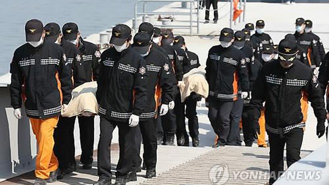 Cảnh sát đưa xác nạn nhân vụ đắm phà Sewol vào bờ hôm 20/4. Ảnh: Yonhap