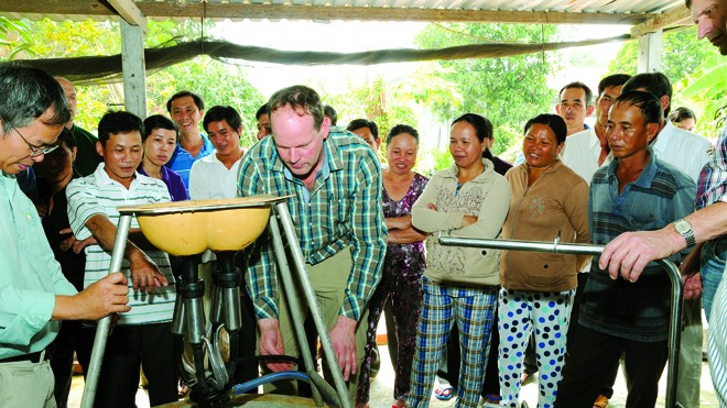 “Nông dân giúp nông dân” - một trong những chương trình thể hiện tâm huyết nâng cao chất lượng sữa tươi 100% nguyên chất của FrieslandCampina Việt Nam