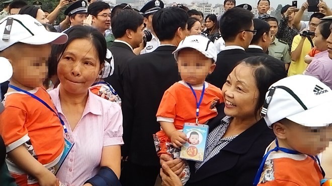 Các cháu bé bị bán qua biên giới được phía Trung Quốc trao trả cho Việt Nam vào tháng 5/2013.