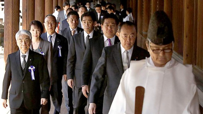 Các nghị sĩ Nhật Bản thăm đền Yasukuni ở Tokyo ngày 22/4. Nguồn: SCMP