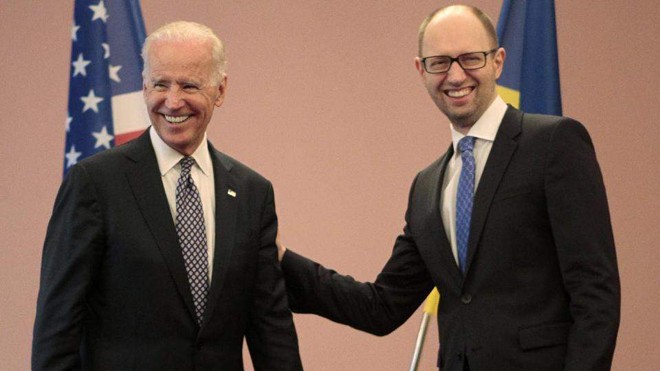 Phó Tổng thống Mỹ Joe Biden (trái) gặp Thủ tướng tạm quyền Ukraine Arseniy Yatsenyuk hôm 22/4 tại Kiev. Ảnh: AP