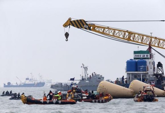 Đội cứu hộ triển khai gần tàu Sewol để tìm kiếm các nạn nhân. Ảnh: Reuters