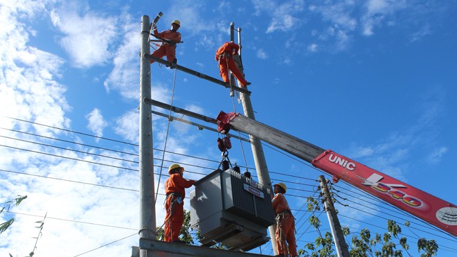 Triển khai xây dựng lưới điện phân phối khu vực miền Nam. Ảnh: Đình Hoàng 