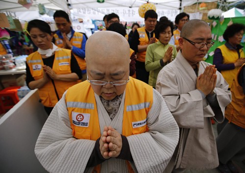 Các Phật tử cầu nguyện cho nạn nhân của phà Sewol tại đảo Jindo hôm qua. Ảnh: Reuters.