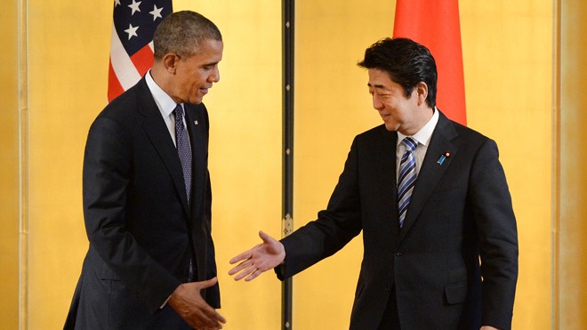 Tổng thống Mỹ Barack Obama và Thủ tướng Nhật Bản Shinzo Abe tại nhà khách Akasaka ở Tokyo hôm 24/4. Ảnh: Xinhua
