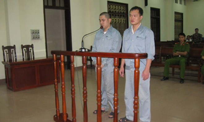 Bùi Mạnh Dần cùng Nguyễn Văn Lộc tại phiên tòa phúc thẩm. 