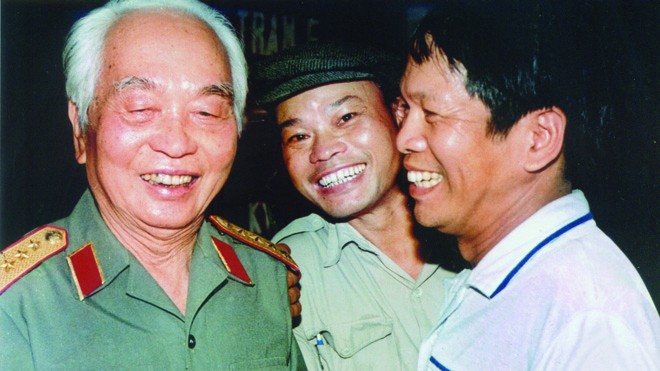  Đại tướng Võ Nguyên Giáp với Đại tá Lưu Anh Tuấn (phải)