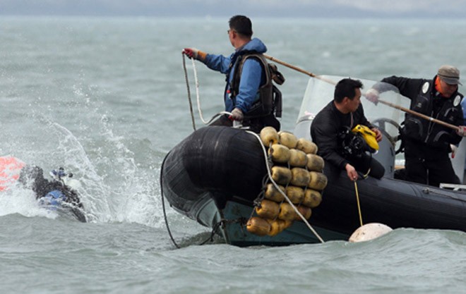 Các thợ lặn Hàn Quốc đang thực hiện trục vớt thi thể từ bên trong chiếc phà đắm.