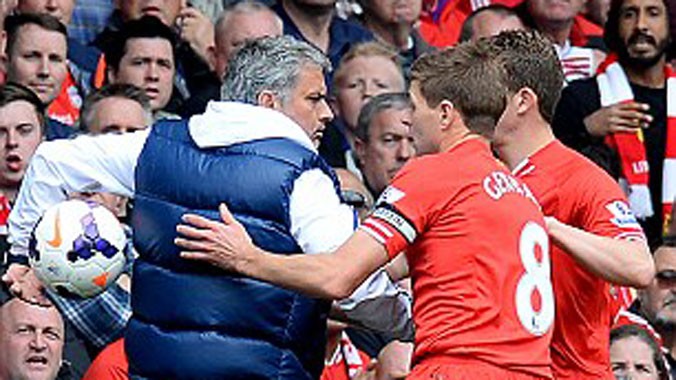 Mourinho ngáng đường Gerrard và Liverpool tới ngôi vô địch sớm. Ảnh: getty Images