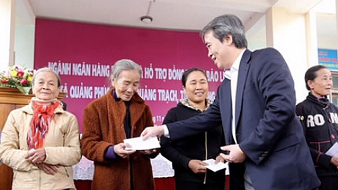 Thống đốc NHNN thay mặt ngành Ngân hàng trao tặng 15 tấn gạo và quà cho bà con nhân dân xã Quảng Phúc, huyện Quảng Trạch, tỉnh Quảng Bình tháng 9/2013 
