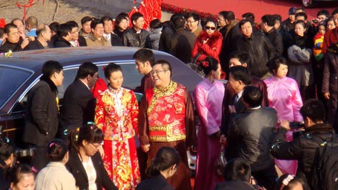 Vợ chồng tỷ phú Li Zhaohui (giữa) trong lễ cưới tháng 1/2010. Ảnh: Xinhua