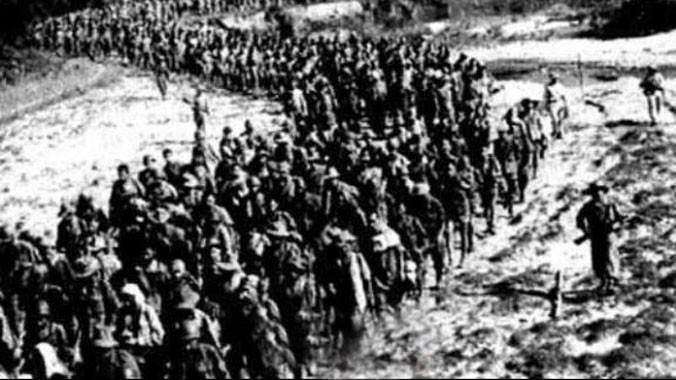 Tù binh quân viễn chinh Pháp bị dẫn giải sau thất bại tại Điện Biên Phủ Ảnh tư liệu