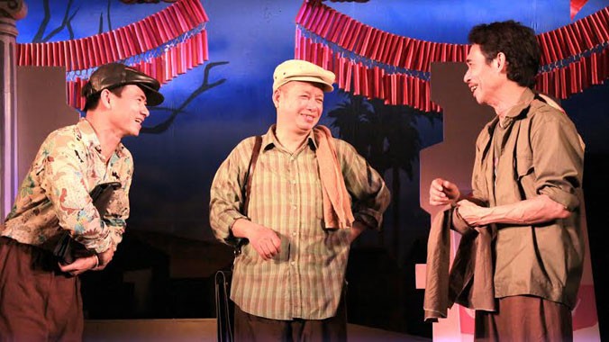  Xuân Bắc (trái) vai Văn Sửu, Tuấn Hải (giữa) vai Toàn Nha và Phú Đôn vai ông Thình trong vở “Bệnh sĩ” của NH Kịch Việt Nam, 2014